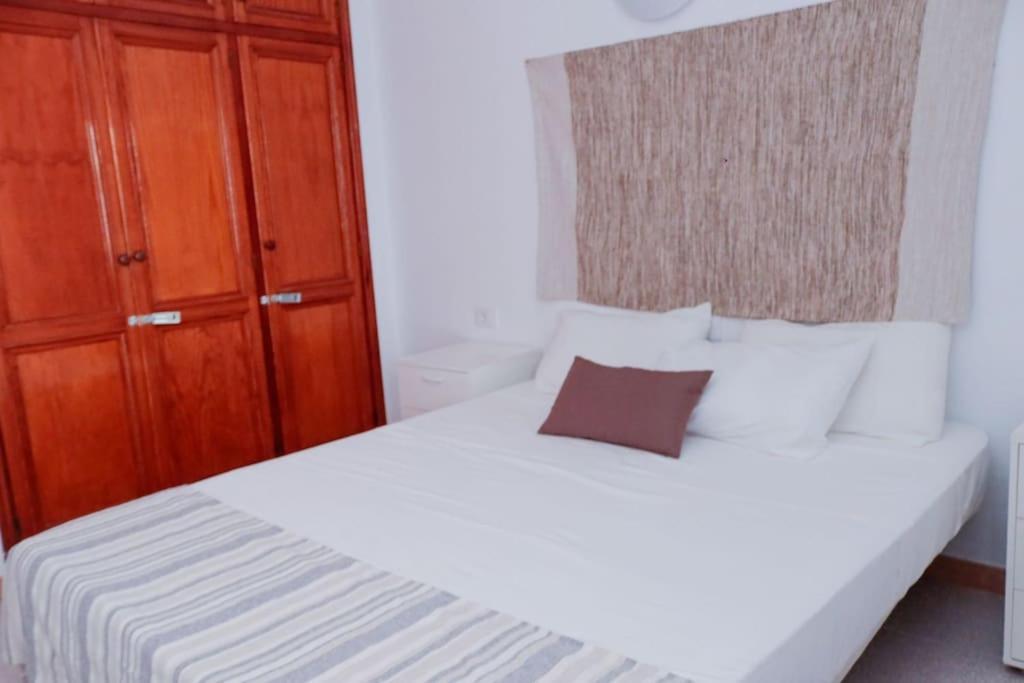 Acogedora Casa En Abades En Tranquila Urbanizacion Villa Kültér fotó